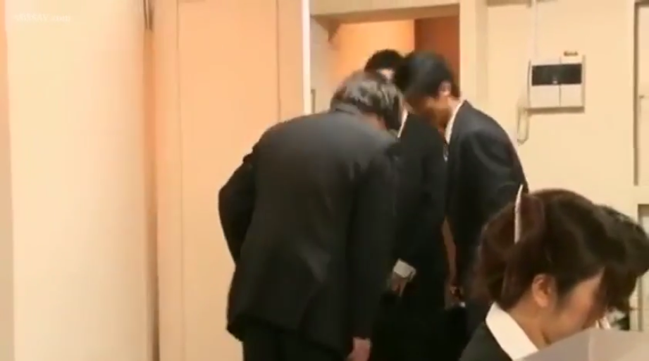 办公室 · 恭敬 · 深色西装 · 头部及肩部