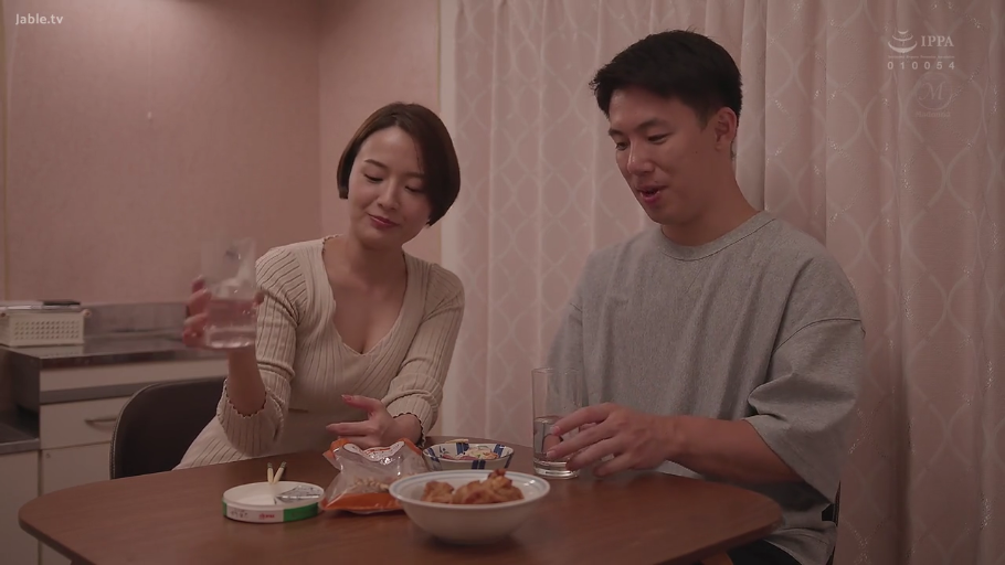 室内 · 坐姿 · 紧身针织衫 · 中景 · 微笑 · 熟女 · 饮酒 · 水杯