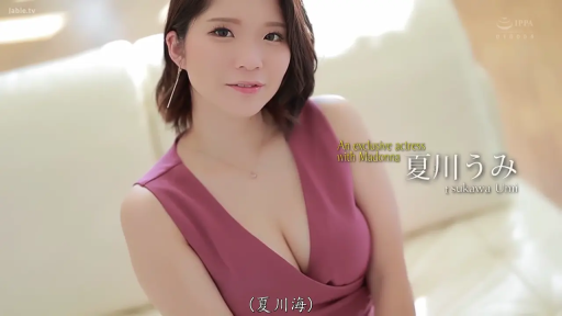 胸部特写 · 室内沙发 · 深情注视 · 光线明亮 · 深粉色深V连衣裙