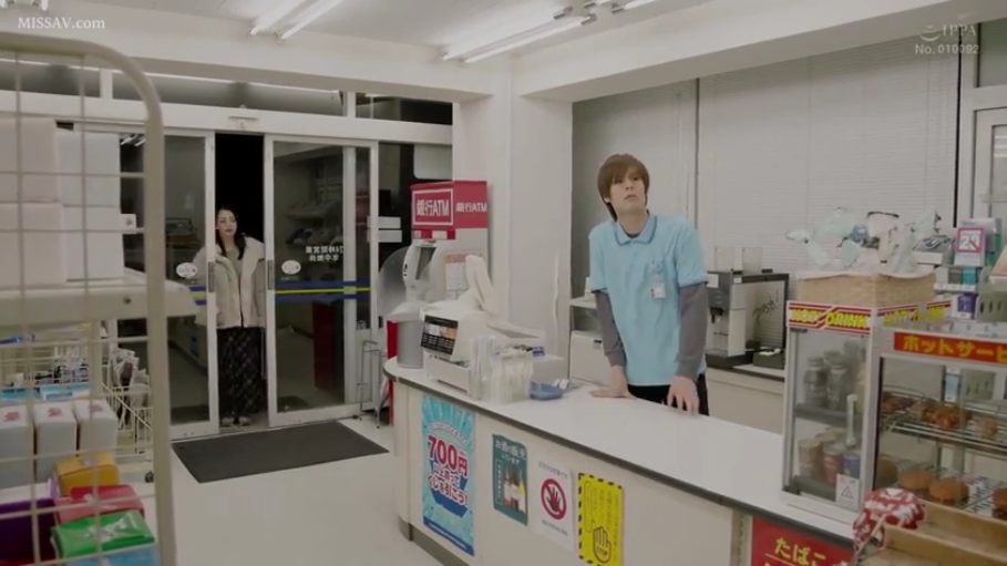 便利店 · 长袖打底衫 · 收银机 · 女性顾客面带表情