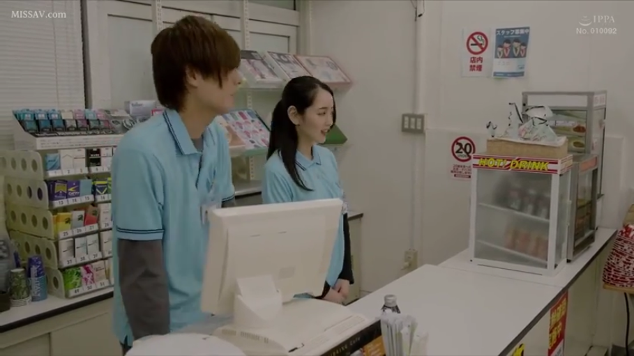 站立 · 全景 · 自然 · 便利店 · 工作 · 收银机 · 浅蓝色工作服 · 店员