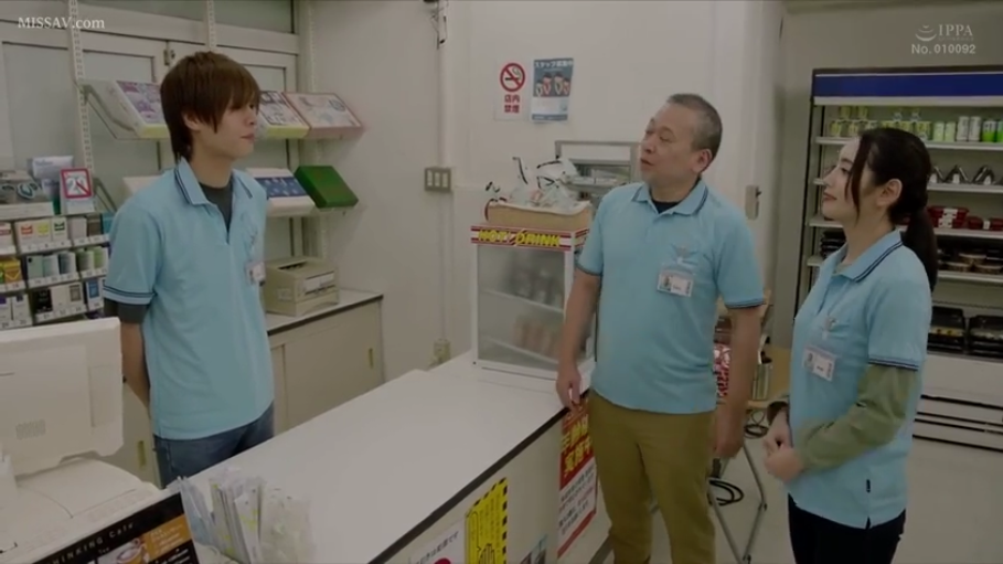 交谈 · 站姿 · 自然 · 远景 · 便利店 · 职场 · 收银台 · 工作制服