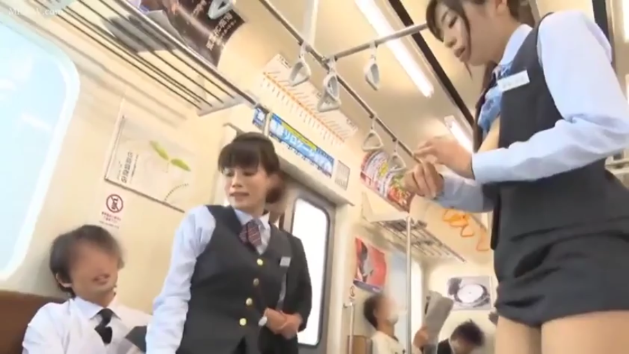 深色制服马甲 · 电车车厢 · 交谈专注 · 电车吊环 · 制服裙摆 · 电车环境