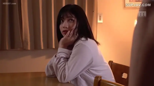 室内 · 桌子 · 注视 · 长发 · 惊讶 · 托腮坐姿 · 白色长袖上衣