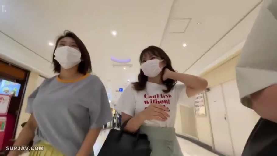 自然放松 · 口罩 · 灰色圆领T恤 · 商场室内 · 日常穿搭 · 中景镜头