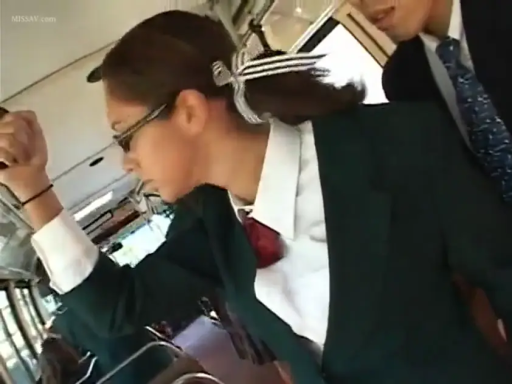 眼镜 · 深色西装校服 · 电车痴汉 · 侧脸特写 · 公交车 · 若无其事 · 性骚扰
