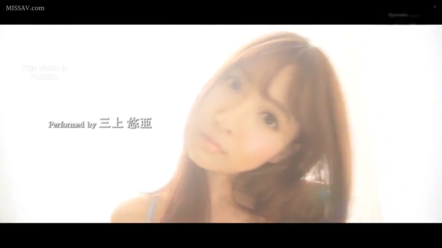 室内 · 脸部特写 · 注视 · 长发 · 歪头 · 柔和 · 蓝色吊带