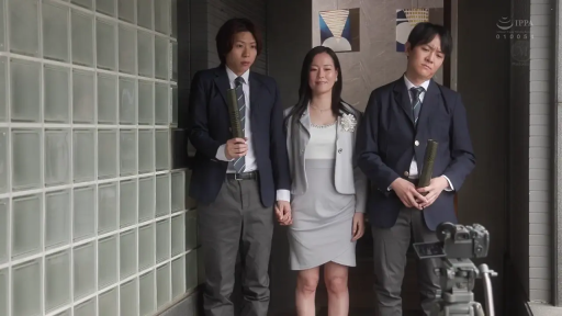 微笑 · 毕业证书卷筒 · 男子身穿藏青色西装配领带 · 室内建筑门厅 · 架设好的摄像机