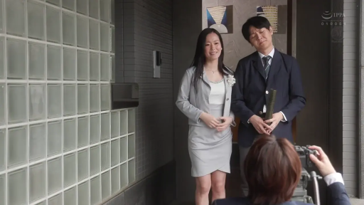 微笑 · 建筑外 · 毕业卷轴 · 白色吊带内搭 · 女性面部特写