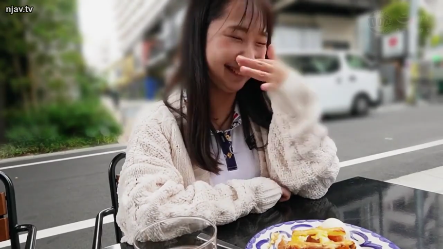 坐姿 · 半身特写 · 娇羞 · 捂嘴笑 · 白色针织开衫 · 餐饮具 · 户外餐厅