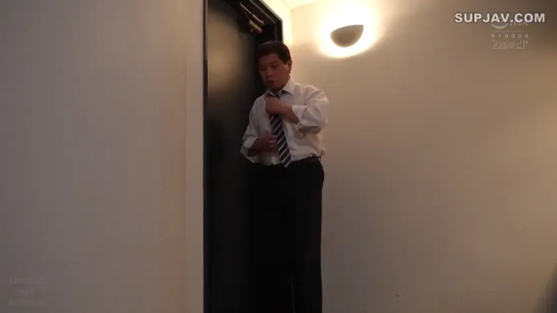 条纹领带 · 走廊 · 认真