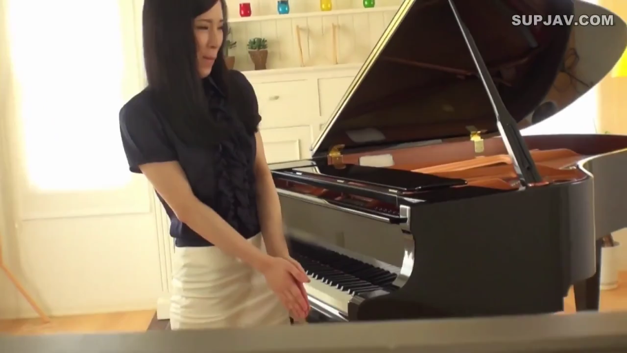 中景 · 站姿 · 职业装 · 琴房