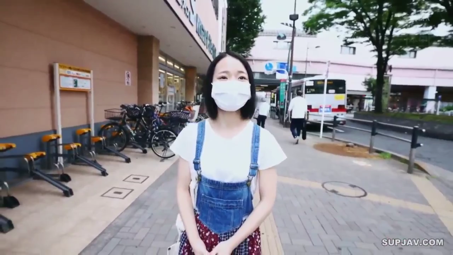 站立 · 中景 · 面对镜头 · 街道 · 背带裙 · 口罩 · 戴口罩 · 街头采访