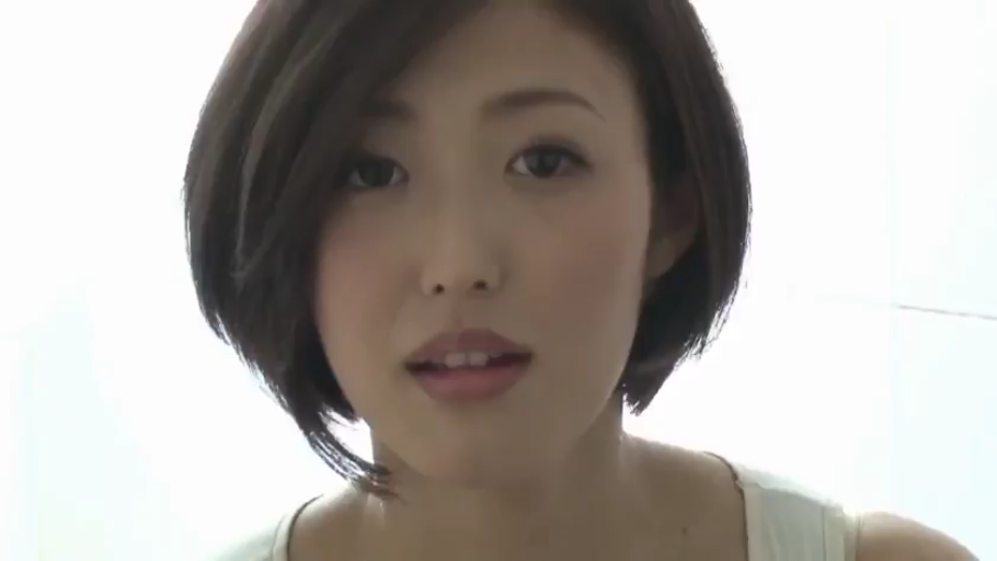 室内 · 嘴唇微张 · 面部特写 · 白色背心
