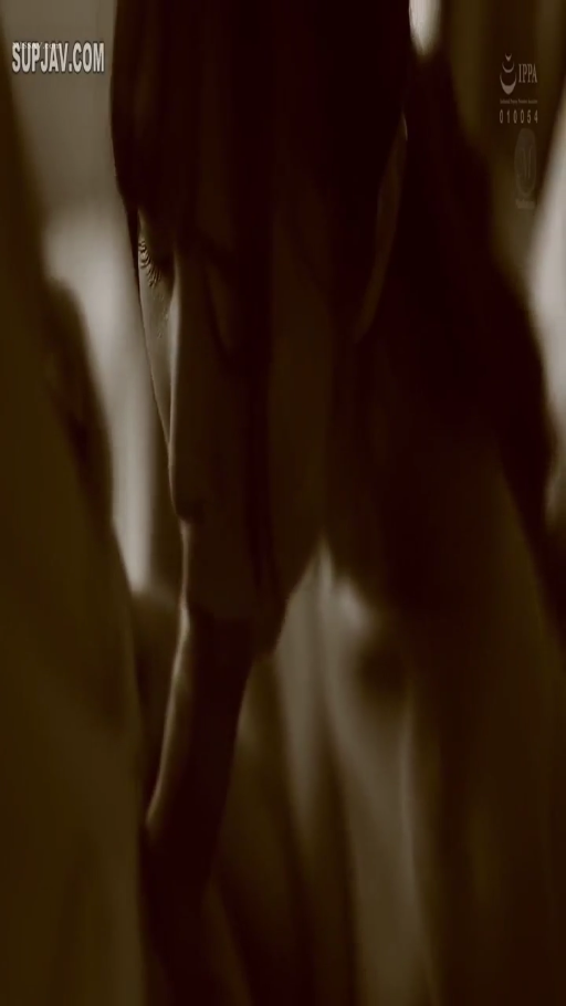 室内 · 投入 · 俯身 · 脸部特写 · 全裸 · 口交 · 昏暗灯光