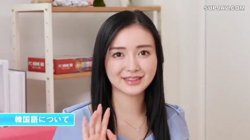 室内 · 脸部特写 · 微笑 · 挥手 · 浅蓝色上衣 · 长直发 · 正面姿势 · 蝴蝶项链