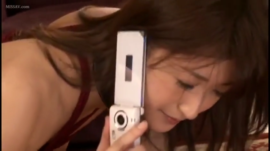 微笑 · 卧室 · 头部侧面特写 · 红色吊带内衣 · 白色翻盖手机