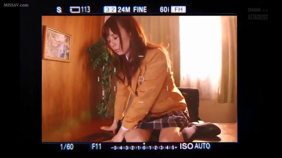 若有所思 · 上半身特写 · 黄色制服外套 · 室内房间 · 相机取景框 · 相机取景器界面
