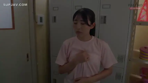 不知所措 · 上半身特写 · 更衣室 · 粉色短袖圆领衫