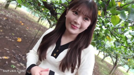 上半身近景 · 果园 · 温柔注视 · 黑色领口修饰