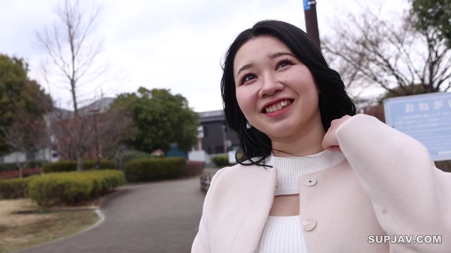 站姿 · 微笑 · 半身特写 · 谈话 · 亚洲女性 · 粉色外套 · 户外公园