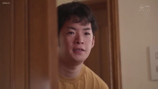 房门口 · 偷窥 · 黄色圆领T恤 · 男人面部特写