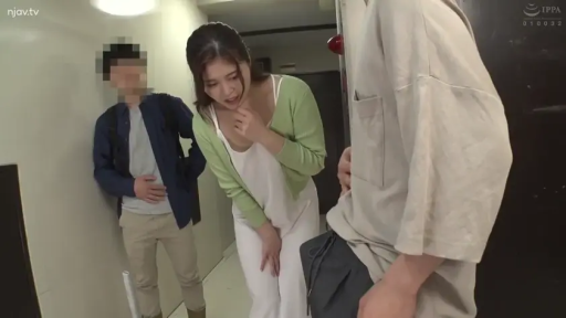 中景 · 弯腰 · 注视 · 走廊 · 多人 · 惊讶 · 背包 · 绿色开衫