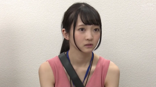 室内 · 注视 · 粉色背心 · 上半身 · 正面 · 挂绳 · 茫然 · 黑发