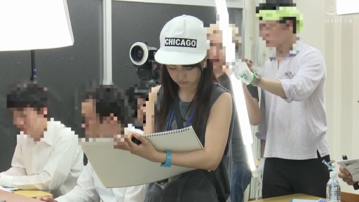 专注 · 中景 · 站姿 · 画册 · 白色棒球帽 · 幕后花絮 · 室内演播室 · 观察画册