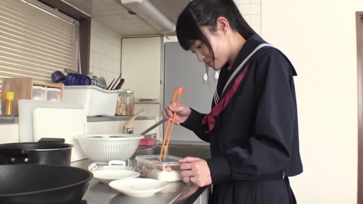 站姿 · 微笑 · 厨房 · 水手服 · 侧脸 · 马尾 · 筷子 · 装便当