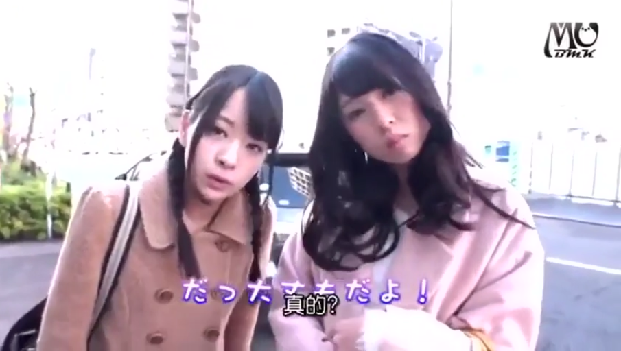 自然交流表情 · 日语字幕 · 停车场附近 · 中景镜头 · 淡粉色大衣