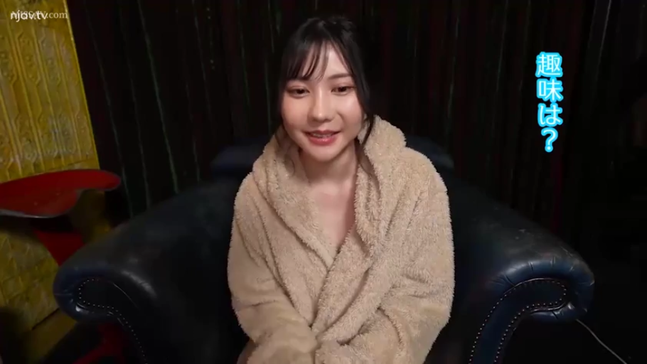 室内 · 坐姿 · 沙发 · 微笑 · 面对镜头 · 半身 · 浴袍