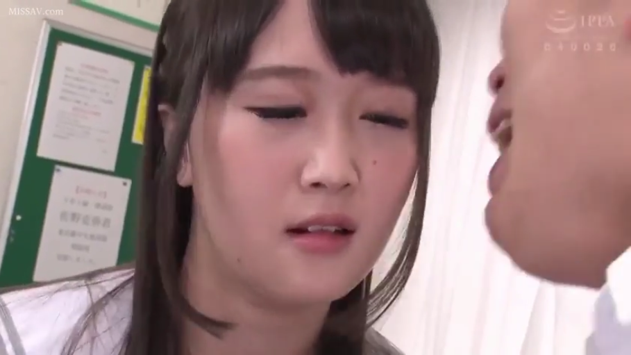 教室 · 不知所措 · 女学生面部特写 · 白色学生制服