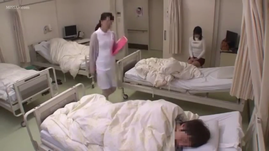 白色针织衫 · 日常 · 医院病房 · 无 · 无 · 无 · 医疗文件夹