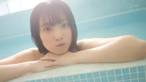脸部特写 · 诱惑 · 裸体 · 室内泳池 · 身体上有水珠