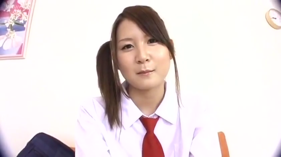 室内 · 上半身特写 · 白色翻领衬衫 · 清纯