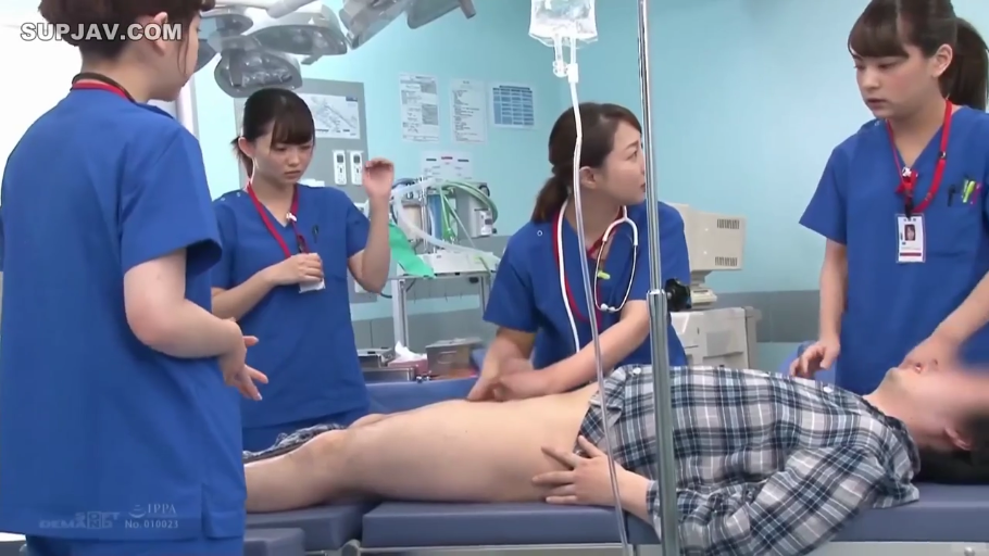 严肃 · 角色扮演 · 仰卧 · 腹部 · 手术室 · 听诊器 · 医疗检查 · 蓝色刷手服