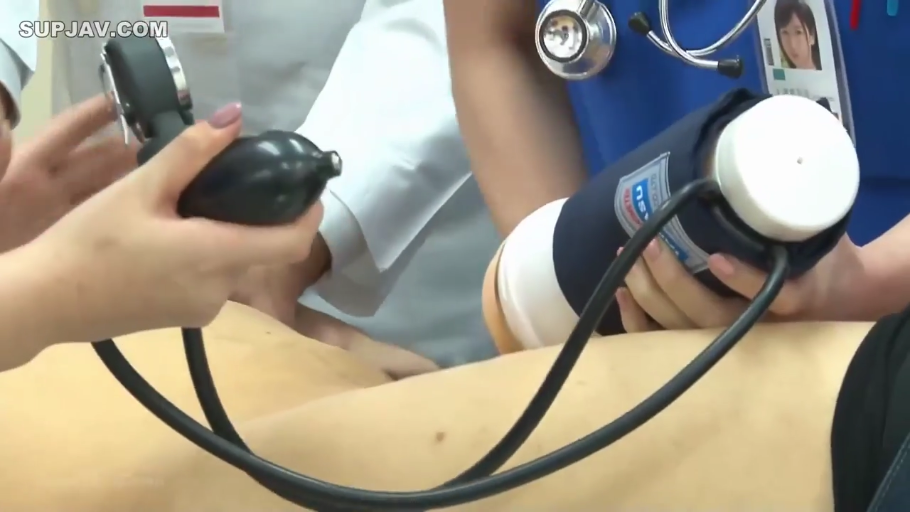 医院 · 护士服 · 专注 · 仰卧 · 腹部特写 · 检查 · 医疗题材 · 血压计