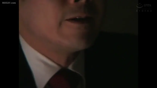 室内 · 严肃 · 面部特写 · 西装 · 正面 · 说话 · 成年男性