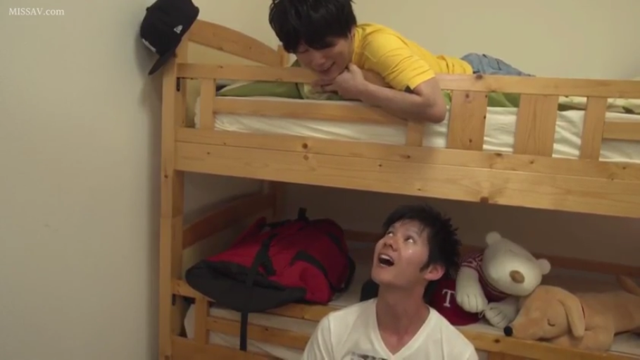 中景 · 互动 · 惊讶 · 宿舍 · 双层床 · T恤 · 躺卧 · 男同