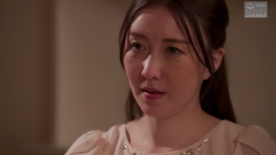 室内 · 脸部特写 · 注视 · 熟女 · 正面 · 哀愁 · 粉色长袖