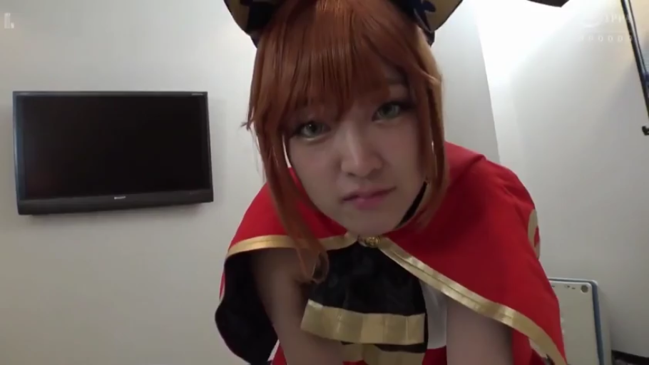 室内 · 俯身 · 脸部特写 · 自然 · 对视 · 角色扮演服 · 电视