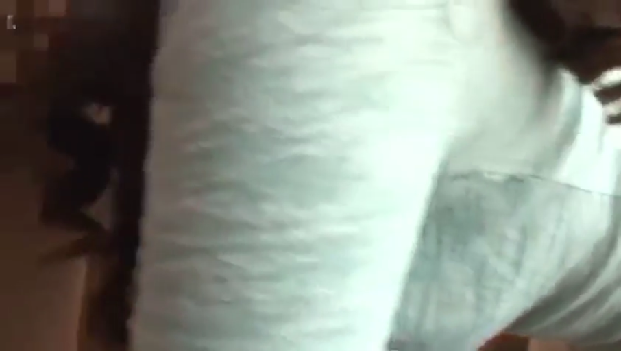 室内 · 展示 · 臀部 · 弯腰 · 灰色长裤