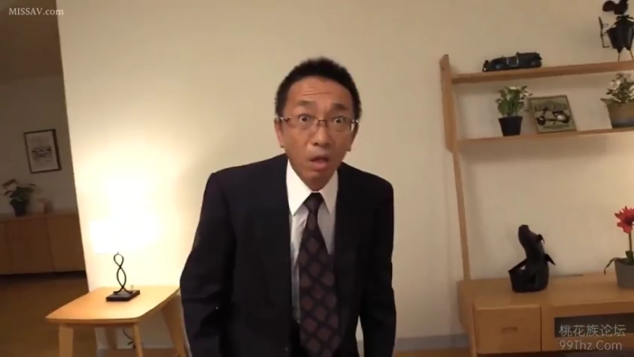 眼镜 · 站立 · 中景 · 客厅 · 凝视 · 西装 · 惊讶 · 中年男性