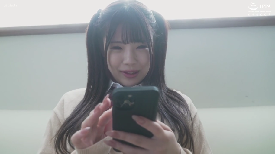 室内 · 微笑 · 面部特写 · 领带 · 手机