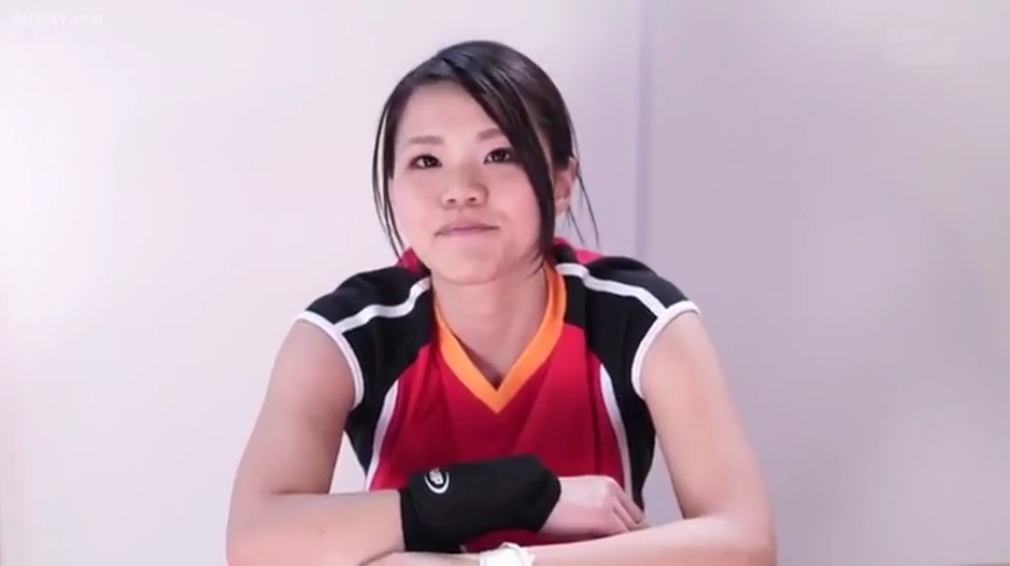 室内 · 坐姿 · 中景 · 微笑 · 注视 · 亚洲女性 · 运动服 · 护腕