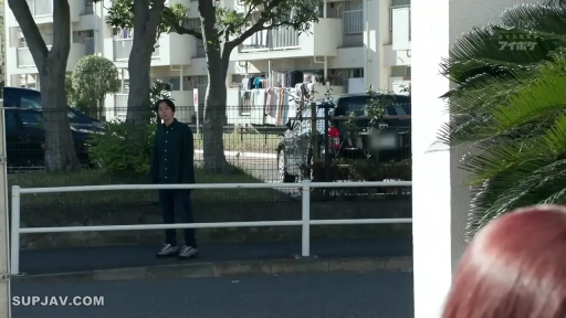 全身 · 站立 · 户外 · 休闲服 · 无表情 · 白天 · 观望