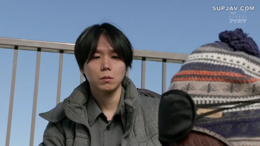 坐姿 · 严肃 · 中景 · 对视 · 户外 · 夹克