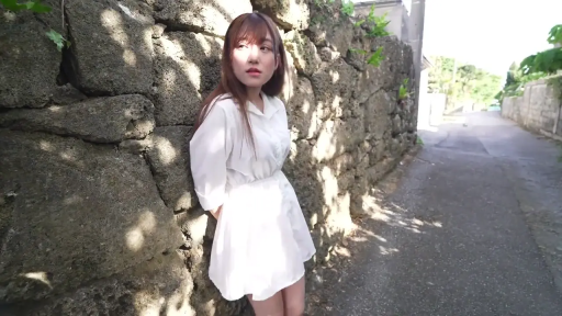 思索 · 脸部特写 · 室外 · 白色连衣裙