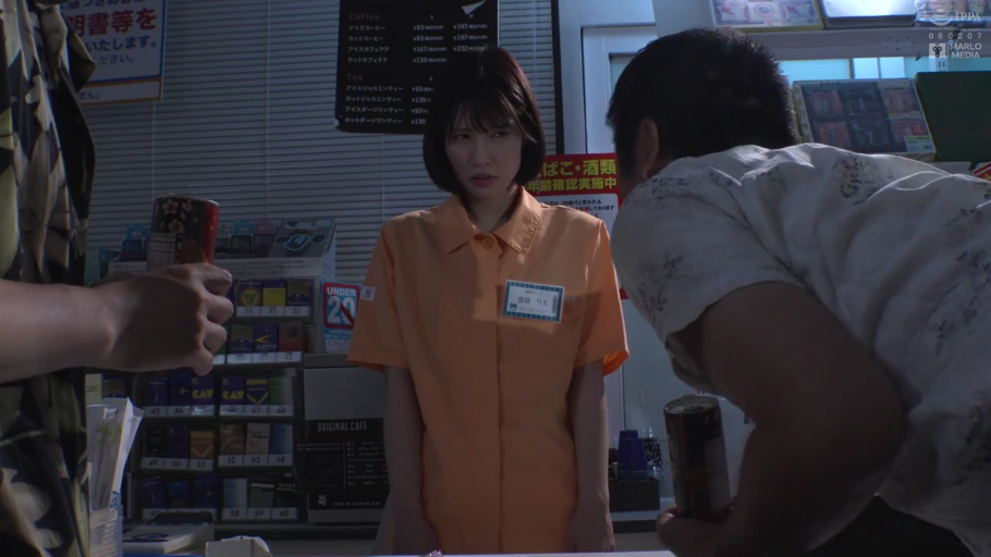 站立 · 中景 · 便利店 · 职场 · 局促 · 饮料罐 · 售货员制服 · 柜台交流